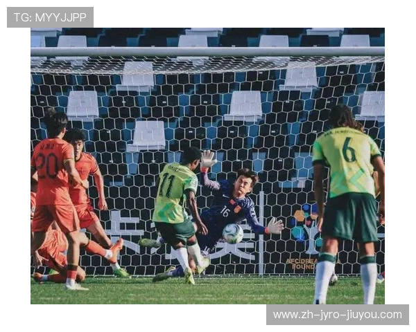 足球比赛中的防线调整与守门员配合